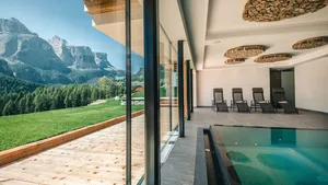 Schwimmbad mit Blick in Colfosco