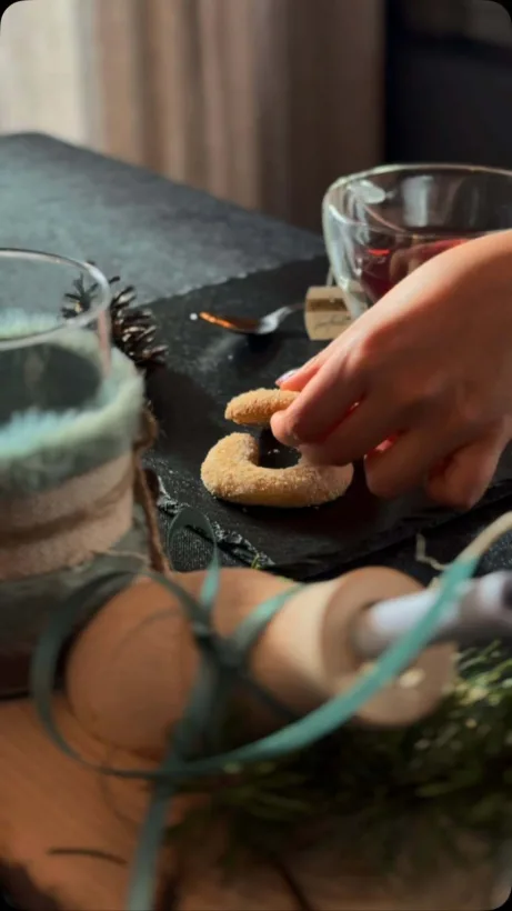 Il dolce profumo di dicembre è fatto di tè caldo e biscotti ...